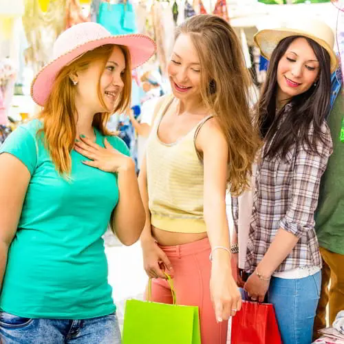 Mädchen shoppen auf dem Flohmarkt